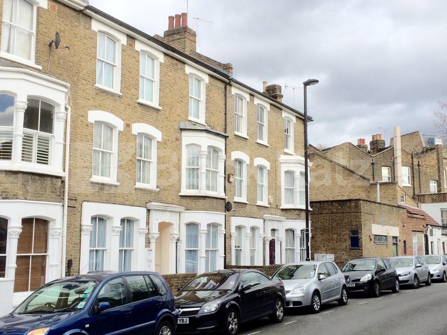 			UNDER OFFER , 3 Bedroom, 1 bath, 1 reception Apartment			 Stockwell Green, Stockwell/Brixton/Clapham borders 